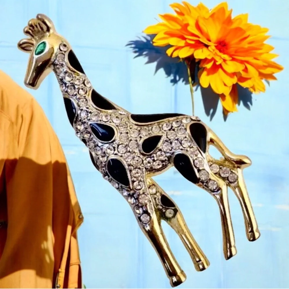 N/A giraffe brooch